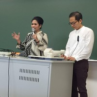 Ibu dua anak yang juga lulusan FISIP Universitas Indonesia tahun 1994 ini unjuk gaya dalam balutan dress batik jumputan bersiluet A yang dipadu dengan peeptoe wedges Tory Burch dan clutch anyaman. (Foto: Instagram/Puti Guntur)