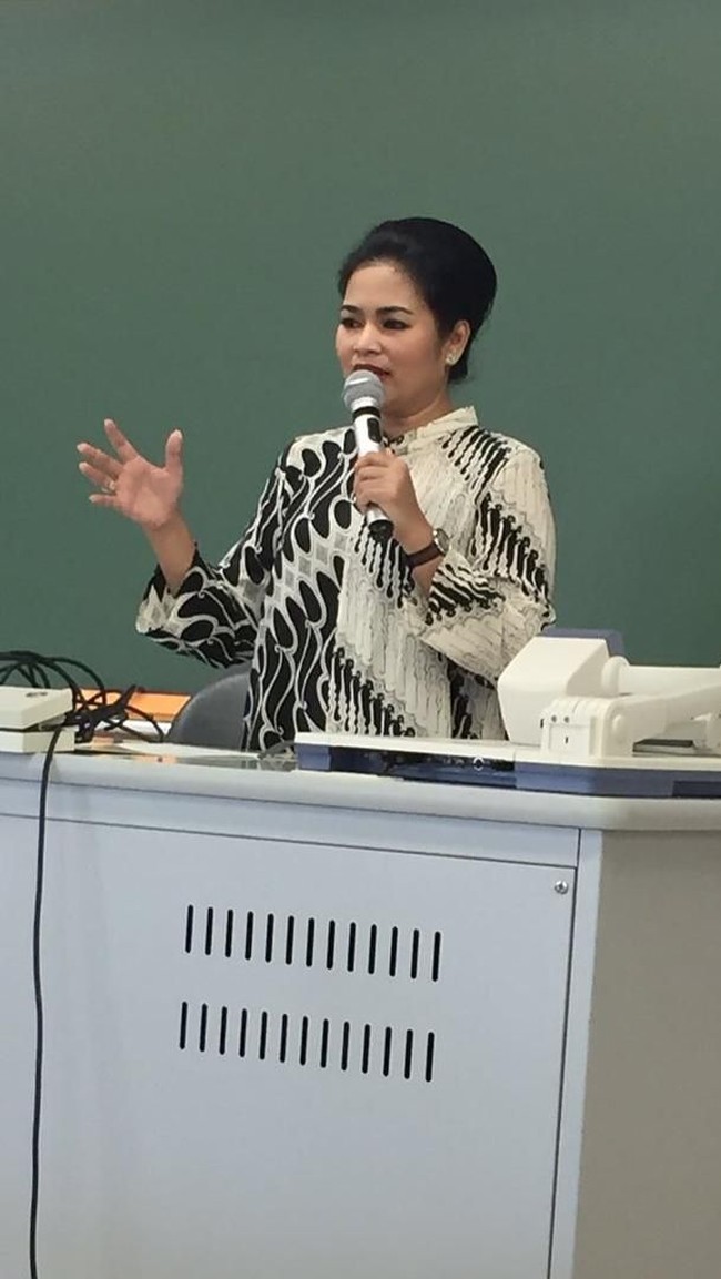 Ibu dua anak yang juga lulusan FISIP Universitas Indonesia tahun 1994 ini unjuk gaya dalam balutan dress batik jumputan bersiluet A yang dipadu dengan peeptoe wedges Tory Burch dan clutch anyaman. (Foto: Instagram/Puti Guntur)