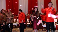 Foto: Biro pers Setpres. Takj hanya Presiden Jokowi dan Wapres JK, para menteri Kabinet Kerja yang hadir juga ikut berjoget Maumere. Menteri tersebut di antaranya, Menteri Dalam Negeri Tjahjo Kumolo, Menteri Keuangan Sri Mulyani, Sekretaris Kabinet Pramono Anung dan Menteri Sekretaris Negara Pratikno.