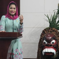 Sejak 2009, Puti Guntur Soekarno menjabat sebagai anggota DPR RI dari Daerah Pemilihan Jawa Barat X. Kebaya Sunda dengan sulaman cantiknya hampir setiap saat menemani penampilannya dalam kesempatan formal. (Foto: Instagram/Puti Guntur)