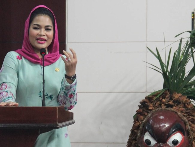 Sejak 2009, Puti Guntur Soekarno menjabat sebagai anggota DPR RI dari Daerah Pemilihan Jawa Barat X. Kebaya Sunda dengan sulaman cantiknya hampir setiap saat menemani penampilannya dalam kesempatan formal. (Foto: Instagram/Puti Guntur)