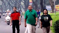 Ani Yudhoyono, yaitu istri presiden Indonesia yang keenam, Susilo Bambang Yudhoyono. Dilihat dari unggahan di media sosialnya, Ani kerap berolahraga bersama keluarganya. (Foto: Instagram/@aniyudhoyono)