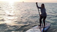 Susi menikmati paddling di laut Natuna, senyum semringah nampak terlihat di bibirnya. Eduardo Simorangkir/detikcom.
