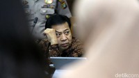 Novanto mendengarkan keterangan para saksi.