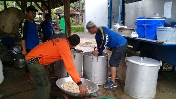 Dapur umum juga didirikan untuk warga terdampak banjir