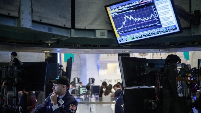 NEW YORK, NY - JANUARY 04: Traders and financial professionals work on the floor of the New York Stock Exchange (NYSE) ahead of the closing bell, January 4, 2018 in New York City. The Dow closed above 25,000 for the first time ever on Thursday. (Photo by Drew Angerer/Getty Images)