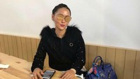 Sambil menunggu di bandara, Inul Daratista terlihat bersama Hermes Birkin yang harganya mencapai Rp 400 juta. Pedangdut yang satu ini memang dikenal punya banyak tas mewah. Foto: Instagram Ayu Ting Ting