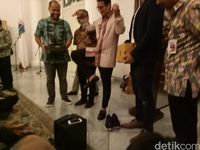 Sandiaga Uno mencoba sepatu pantofel