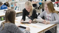 Jumlah siswa di ruangan kelas terbatas. Hal ini memungkinkan interaksi intensif antara guru dengan murid. Selain itu, para siswa juga bisa melakukan penelitian.