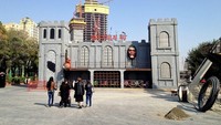 Foto: Perjalanan di Baku gross ghost train Azerbaijan akan memberi pengalaman berharga bagi para traveler. Rasa sakit selama kunjungan dan disergap oleh tirai yang lengket harus dilalui dalam wahana roller coasternya (Dok. CNN Travel)