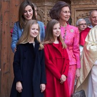 Keduanya kerap tampil dengan busana yang serasi. Baik itu dari model pakaian ataupun tema warna senada. Foto: Getty Images