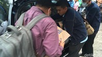 Selain itu, ada juga 3 handphone milik karyawan Fredrich yang ikut dibawa penyidik KPK.