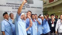 Mereka melakukan swafoto dengan penuh suasana canda dan tawa.