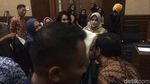 Potret Novanto Cium Ny Deisti Usai Persidangan