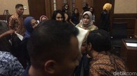 Selanjutnya, Deisti mencium pipi kiri sang suami setelah keluar pintu arena sidang. Novanto pun tersenyum usai bertemu dengan Deisti. Foto: Setya Novanto menemui istrinya usai sidang. (Faiq-detikcom)