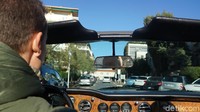 Para driver bakal menjelaskan tentang mobil-mobil klasik. Menurut mereka, seni di Prancis itu sampai ke mobil (Afif Farhan/detikTravel)