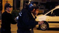 Otoritas Tunisia menyebutkan 49 anggota kepolisian setempat mengalami luka-luka dalam bentrokan dengan para demonstran. Hingga Rabu (10/1) waktu setempat, sekitar 206 orang ditangkap polisi. Mereka yang ditangkap disebut sebagai pembuat onar dalam unjuk rasa. Foto: REUTERS/Zoubeir Souissi