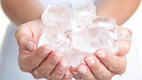 Suka menggigiti es? Pertanda kamu kekurangan zat besi. Orang yang kekurangan zat besi memang sering mengalami pica atau hasrat pada makanan-makanan yang tidak bergizi salah satunya es batu. Foto: Thinkstock