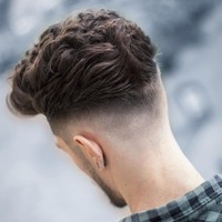 Opsi lain bagi pemilik rambut adalah Heavy Crop + Mid Fade. Tampak ada potongan yang sangat kontras antara bagian atas dan bawah. (Foto: ist.)