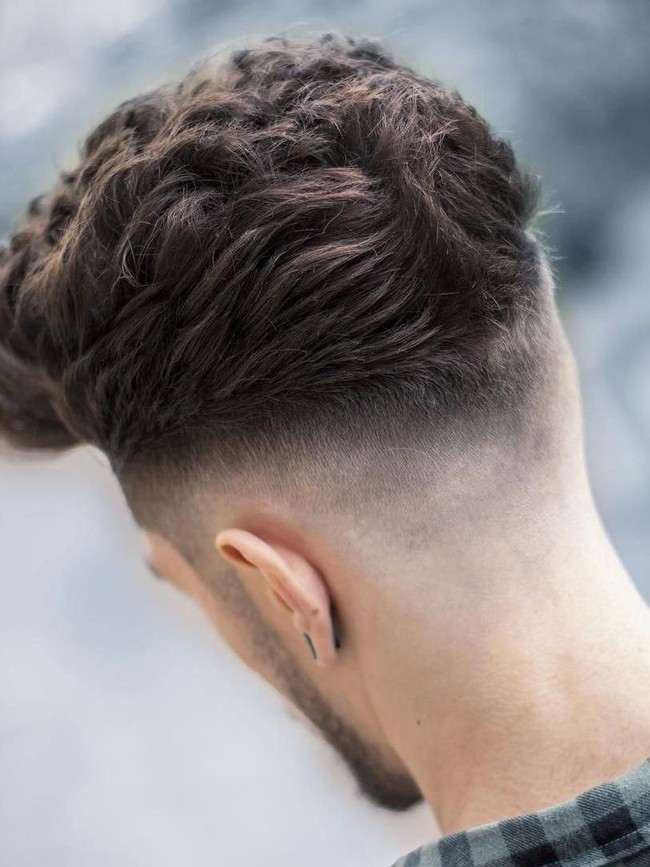 Opsi lain bagi pemilik rambut adalah Heavy Crop + Mid Fade. Tampak ada potongan yang sangat kontras antara bagian atas dan bawah. (Foto: ist.)