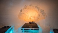 Suhu di dalam hotel ini mencapai minus 5 derajat Celcius. Pihak hotel menyediakan kantong tidur hangat dan beragam menu makanan untuk menghadapi kedinginan (HBO Nordic)