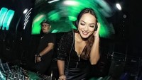 Selain itu ia juga mengaku rindu kembali bisa nge-DJ. (Dok. Instagram/jennycortez_dj)