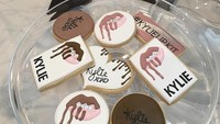 Cookies dengan tulisan Kylie dan logo bisnis kosmetiknya ini cukup menarik atensi para netizen. Foto: Instagramkyliejenner