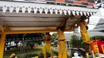 Halte Bus Duren Tiga Kuning Mengkilau