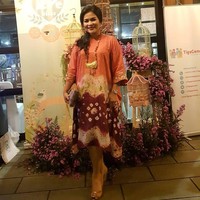 Lulusan FISIP Universitas Indonesia tahun 1994 ini unjuk gaya dalam balutan dress batik jumputan bersiluet A yang dipadu dengan peeptoe wedges Tory Burch dan clutch anyaman. (Foto: Instagram/Puti Guntur)