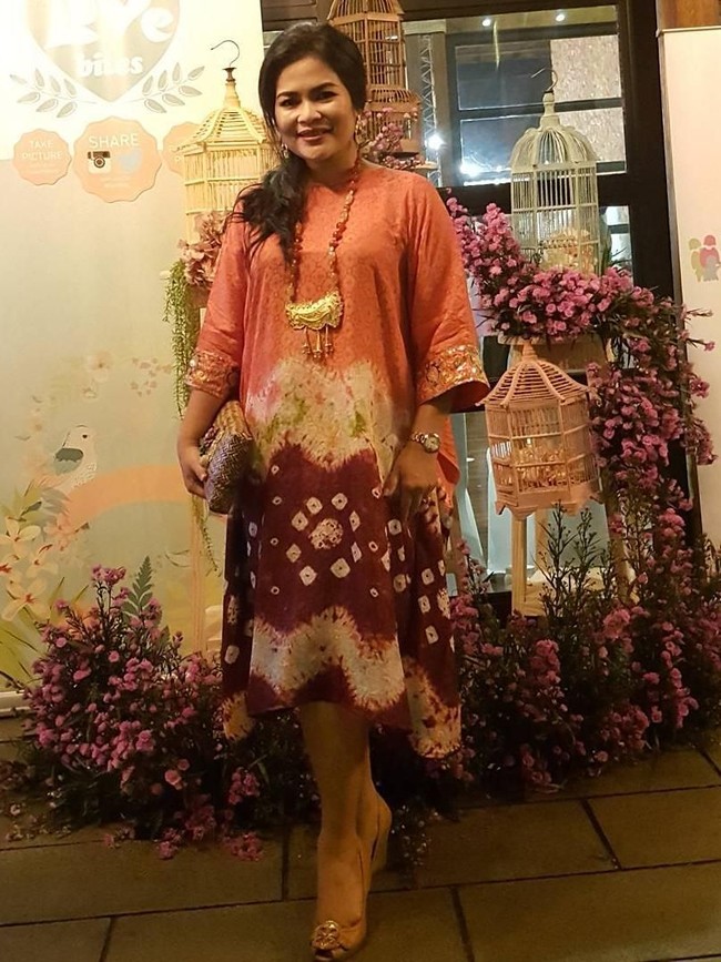 Lulusan FISIP Universitas Indonesia tahun 1994 ini unjuk gaya dalam balutan dress batik jumputan bersiluet A yang dipadu dengan peeptoe wedges Tory Burch dan clutch anyaman. (Foto: Instagram/Puti Guntur)