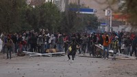 Tidak hanya di ibu kota Tunis, unjuk rasa ini juga digelar di beberapa kota Tunisia lainnya sejak beberapa hari terakhir. Awalnya unjuk rasa berlangsung damai, namun memasuki hari kedua mulai terjadi aksi kekerasan. Penjarahan barang-barang juga dilaporkan melanda supermarket setempat. Foto: REUTERS/Zoubeir Souissi