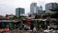 Pesatnya pembangunan membuat beberapa kampung terus terancam oleh gemerlap gedung bertingkat.