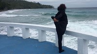 Saat kunjungan ke Aceh menghadiri acara Sail Sabang 2017, Susi sempat senam di halaman hotel sambil menyaksikan debur ombak laut Sabang. Isfari Hikmat/detikcom.