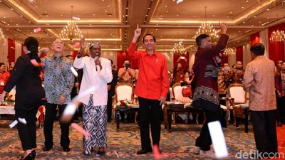 Potret Jokowi, Wapres JK dan Megawati Joget Maumere di HUT PDIP