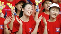 Foto: Keberadaan mereka pun menjadi pemanis dalam setiap event kompetisi internasional yang melibatkan Korea Utara. Foto ini diambil saat kejuaraan sepakbola dunia oleh FIFA antara Korea Utara vs jerman di China 22 September 2007 silam (AFP)