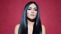 Video itu bahkan menjadi perbincangan karena Denada dinilai terlalu seksi. Foto: Instagram Denada