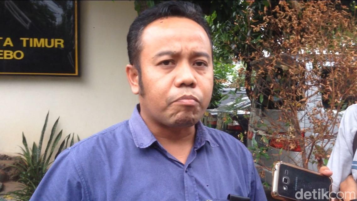 Komisioner KPAI Jasra Putra mendatangi Mapolsek Pasar Rebo.