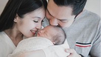 Belum genap dua minggu, Raphael sudah banyak dapat kado spesial nan mewah nih. Agak mengingatkan kita dengan dua artis Cynthiara Alona dan Roro Fitria yang pamer harta ke Hotman Paris dalam suatu acara baru-baru ini. Foto: Instagram/sandradewi