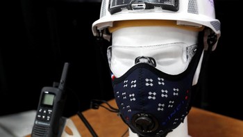 Masker pintar yang dinamai R-PUR dapat menyaring udara polusi dengan lebih baik. (Foto: Reuters)