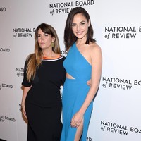 Meski berpotongan minimalis, gaun tersebut tetap mengakomodasi keseksian ibu dua anak itu berkat belahan tinggi pada bagian rok yang mengekspos kaki jenjangnya. (Foto: Mike Coppola/Getty Images)