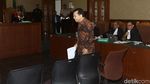 Jalani Sidang, Novanto Khusyuk Dengarkan Saksi