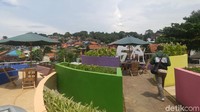 Lokasi Taman Kasmaran ini sejajar dengan kios pasar bunga di depan kampung pelangi. Tepatnya di lantai dua kios kuliner. (Angling/detikTravel)