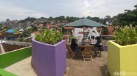 Meski tidak luas, Taman Kasmaran disetting agar pengunjung bisa berfoto di beberapa spot dengan latar belakang Kampung Pelangi. Di sana ada landmark berbentuk sejoli yang sedang duduk berhadapan. (Angling/detikTravel)
