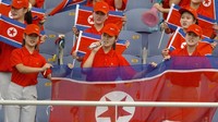Foto: Mereka pun juga hadir mewakili Korea Utara pada Asian Games di Korea Selatan pada 4 September 2005 silam. Tak lupa juga bendera Korea Utara yang menjadi ciri khasnya (Kim Jae-Hwan/AFP)