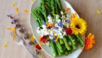  Asparus yang satu ini dihidangkan dengan goat cheese dan edible flower. Yummy! Foto: Istimewa