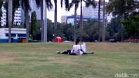 Tanpa adanya pagar, warga jadi bebas melintas dan duduk-duduk di rumput yang terhampar di Monas (Foto: Muhammad Fida Ul Haq/detikcom)