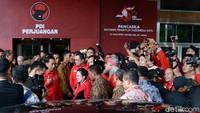 Foto: Biro pers Setpres. Usai acara dan berjoget, Ketua Umum PDIP Megawati Soekarnoputri mengantar Presiden Jokowi keluar gedung hingga masuk ke dalam mobil. Jokowi meninggalkan lokasi acara.