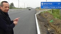 Popkov membunuh korban-korbannya setelah menawarkan tumpangan mobil untuk mereka di malam hari, kadang kala di mobil polisi. Pembunuhan dilakukan saat dia sedang libur dan berkeliling di sekitar rumahnya di Angarsk, dekat Irkutsk. Dia dijuluki manusia serigala dan maniak Angarsk. Dalam foto ini dia menunjukkan salah satu lokasi pembunuhan. Foto: Investigative Department in Siberian Federal District/The Siberian Times