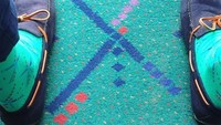 Sejak saat itu traveler yang datang ke bandara tak sedikit yang foto-foto dengan latar karpet ini. Fotonya pun di-repost oleh akun IG karpet (pdxcarpet/Instagram)