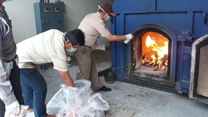 200 Botol Vaksin Flu Burung dan 382 Kg Daging Olahan Dimusnahkan
